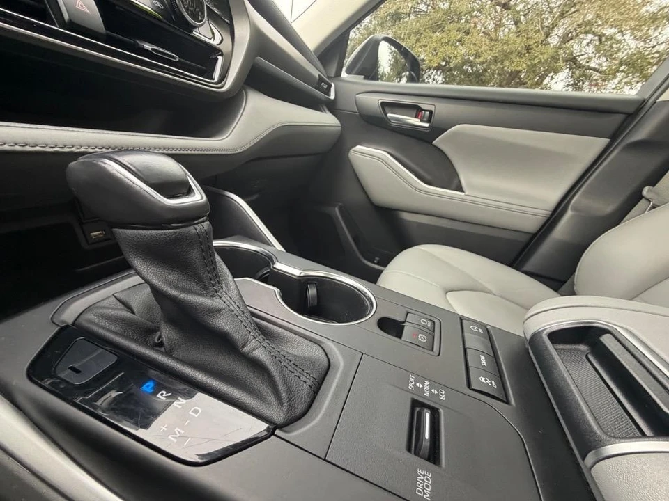2020 Toyota Highlander - Image 20 of 21