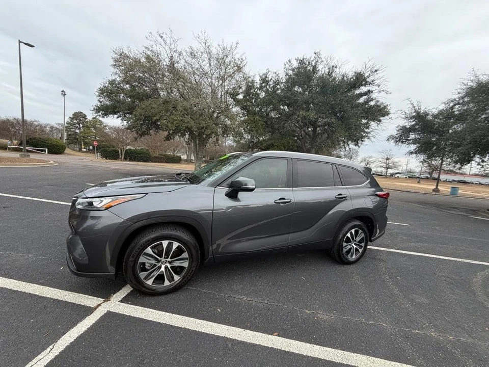 2020 Toyota Highlander - Image 2 of 21
