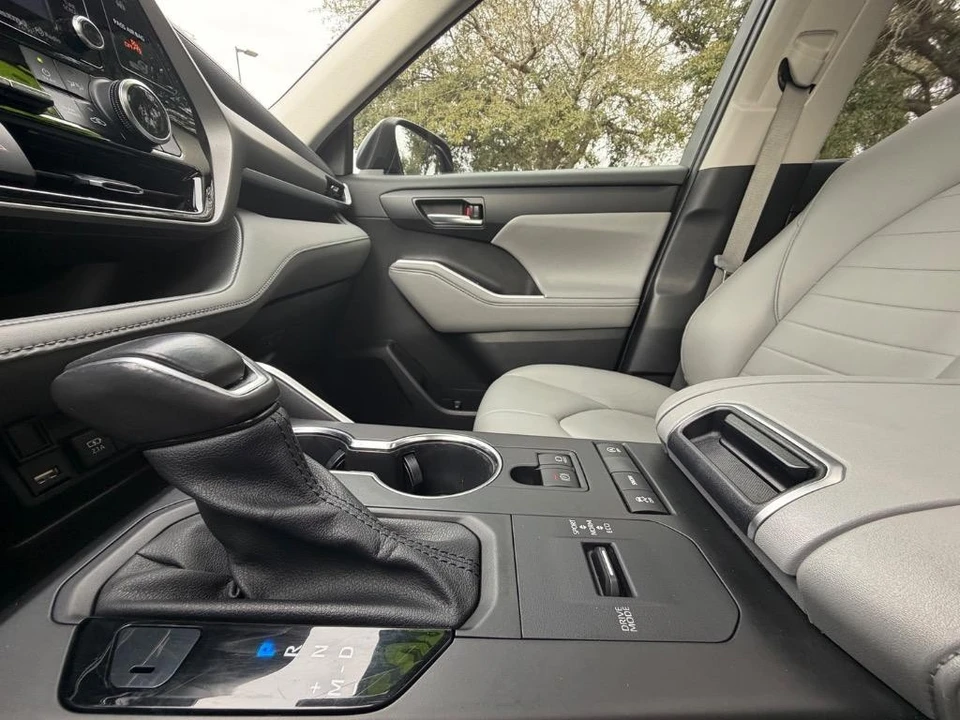 2020 Toyota Highlander - Image 19 of 21