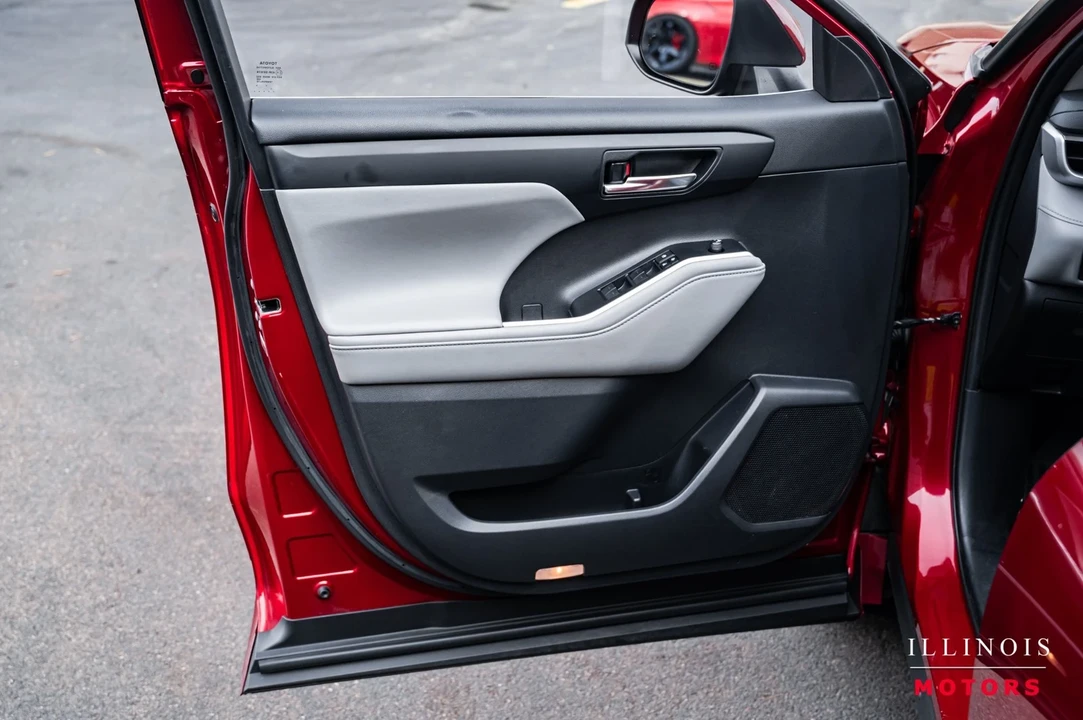 2020 Toyota Highlander - Image 14 of 21