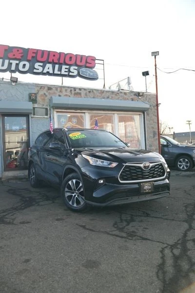 2020 Toyota Highlander - Image 2 of 12