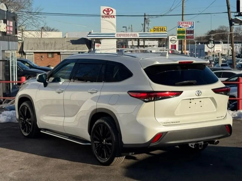 2020 Toyota Highlander - Image 11 of 12