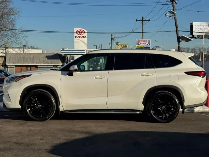 2020 Toyota Highlander - Image 8 of 12