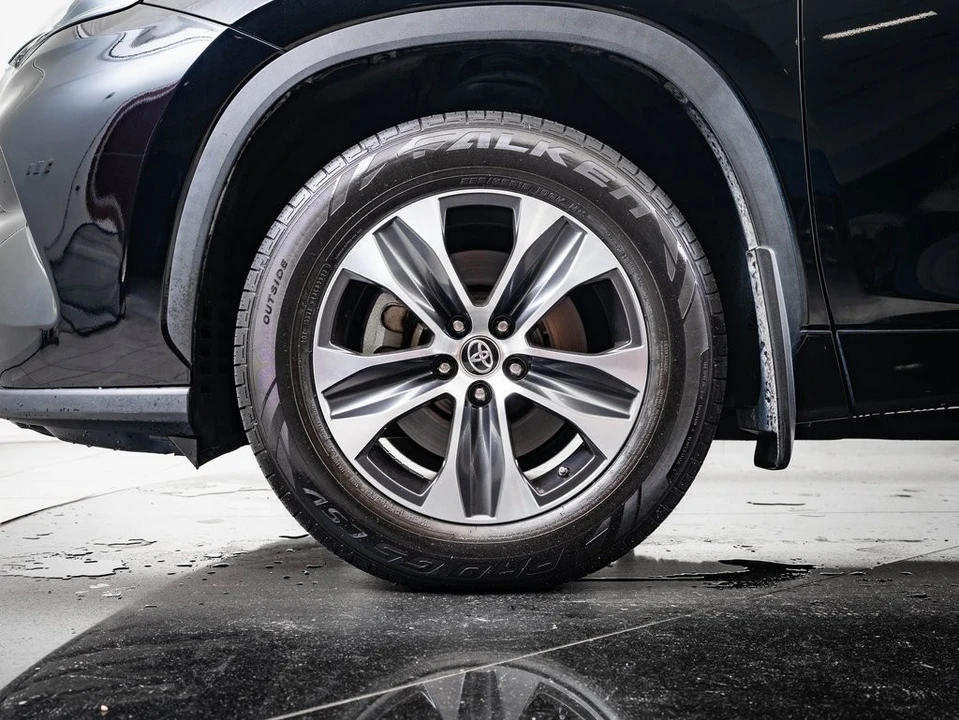 2020 Toyota Highlander - Image 13 of 21