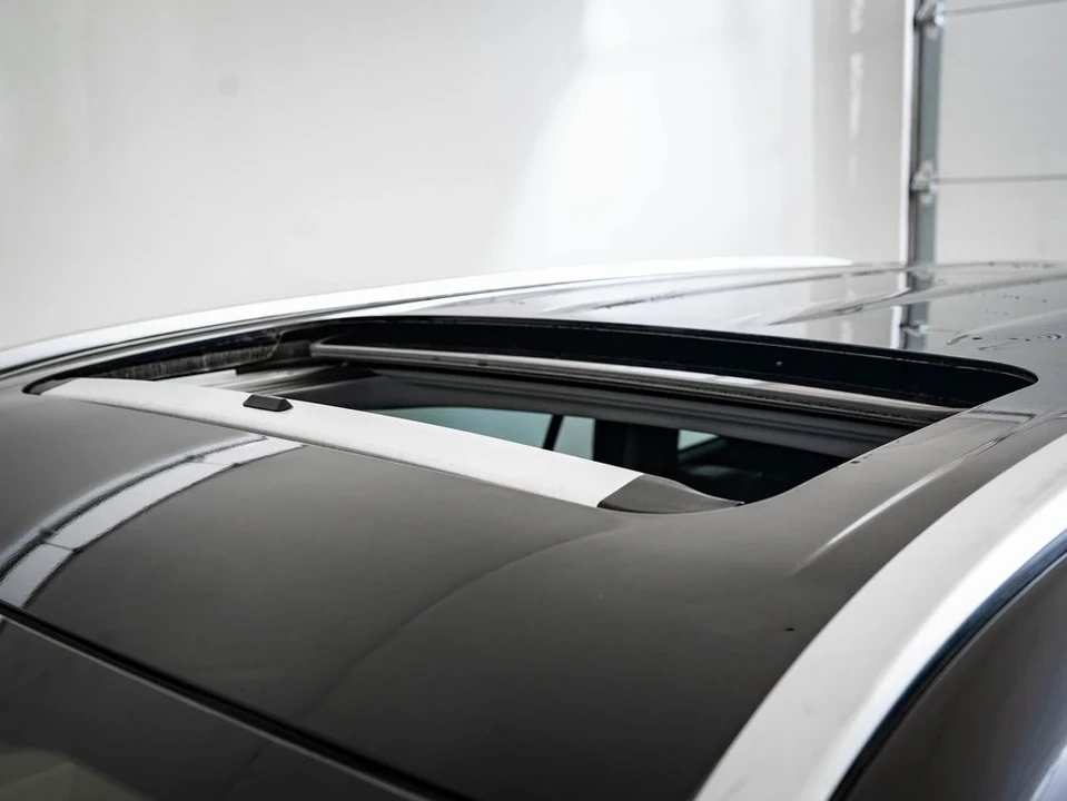 2020 Toyota Highlander - Image 14 of 21