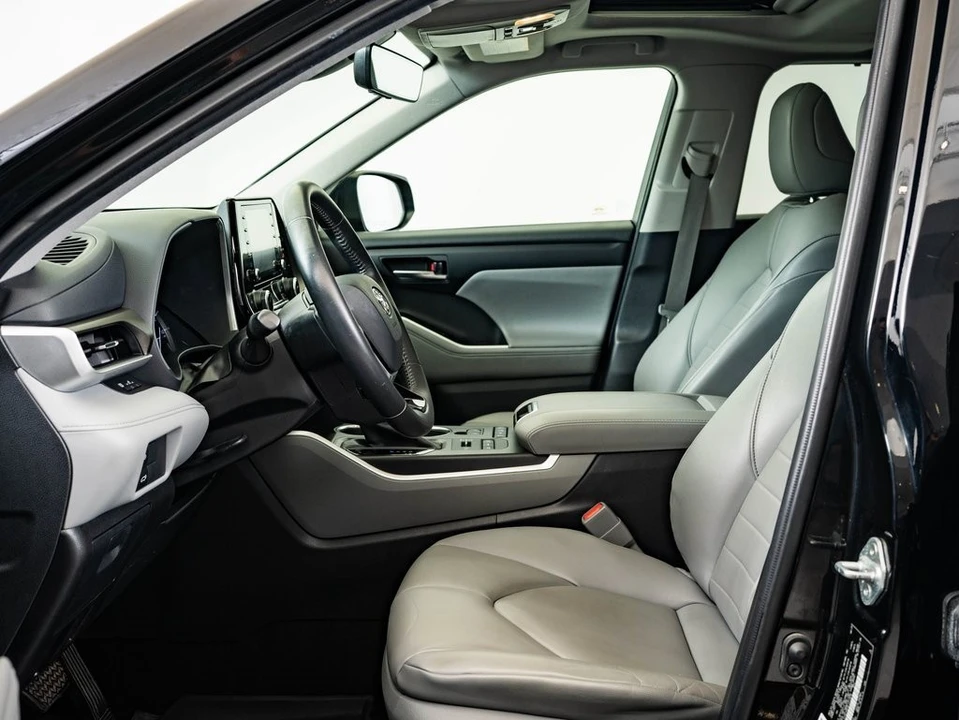 2020 Toyota Highlander - Image 19 of 21