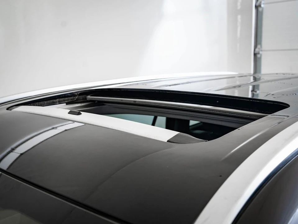 2020 Toyota Highlander - Image 14 of 21