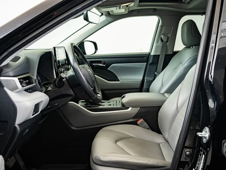 2020 Toyota Highlander - Image 19 of 21