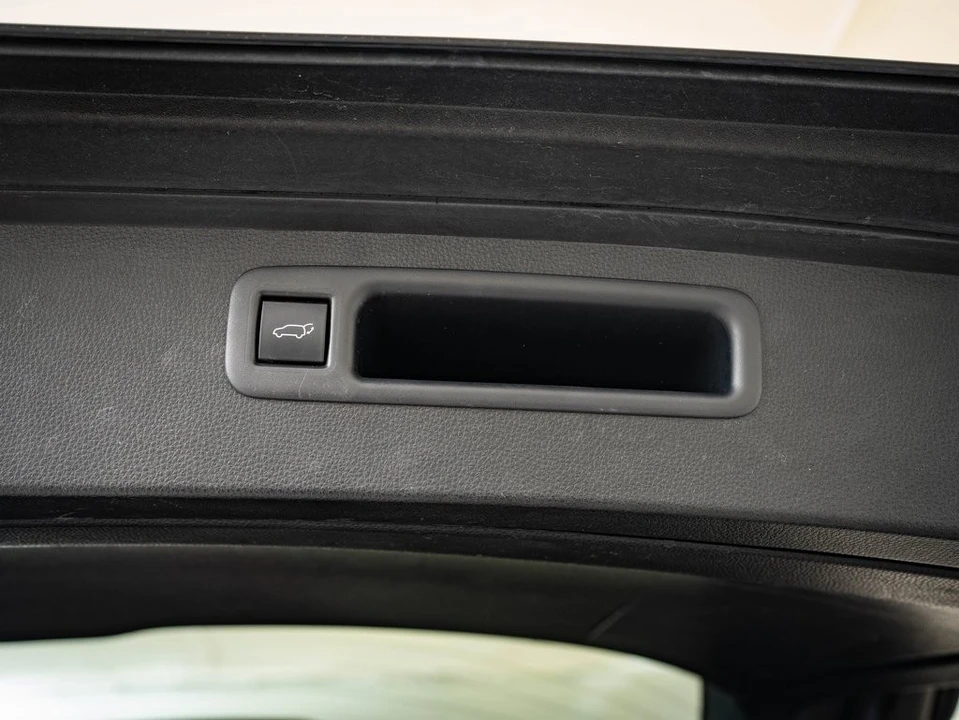 2020 Toyota Highlander - Image 18 of 21