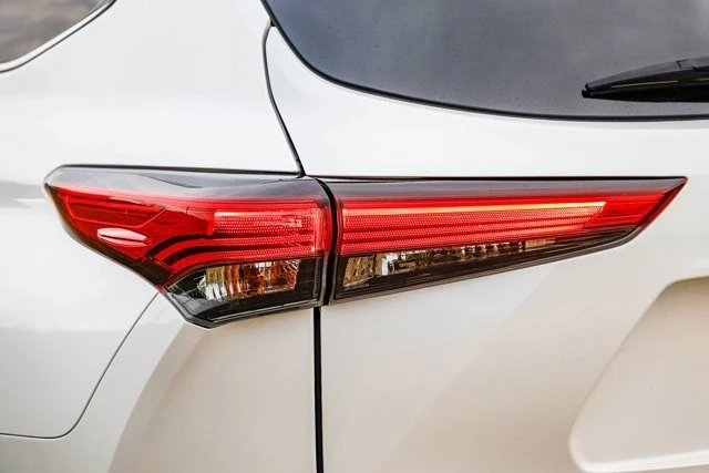 2020 Toyota Highlander - Image 8 of 12