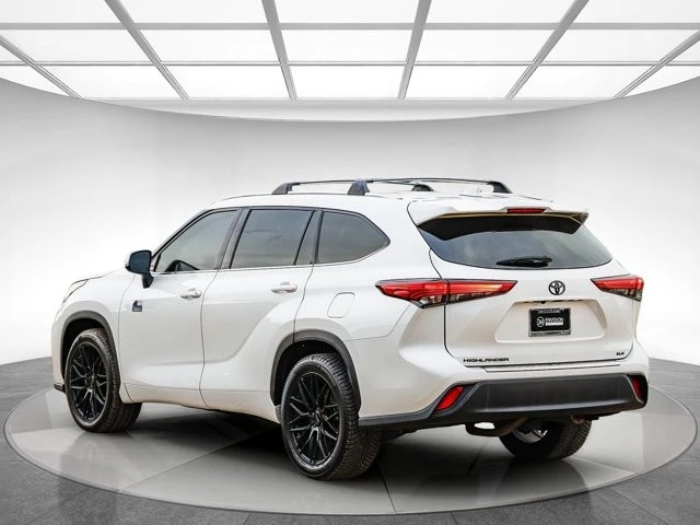 2020 Toyota Highlander - Image 2 of 12