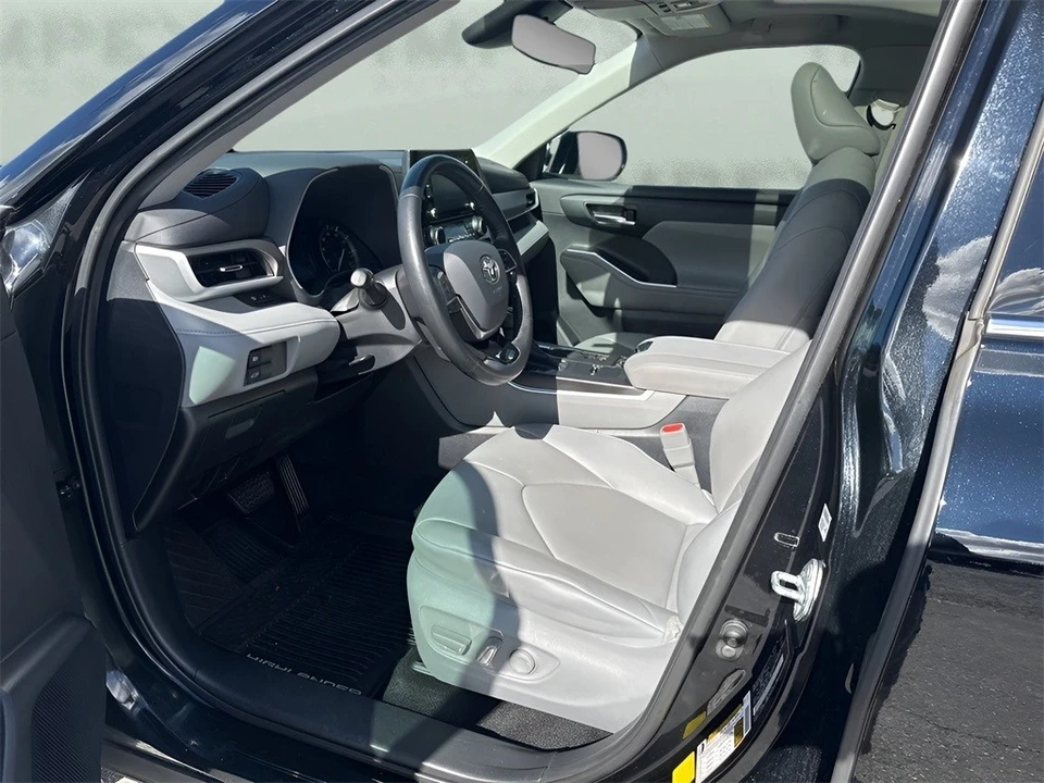 2020 Toyota Highlander - Image 9 of 12