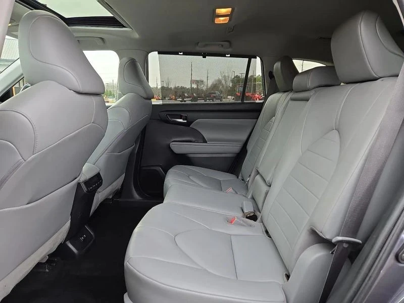 2020 Toyota Highlander - Image 10 of 12