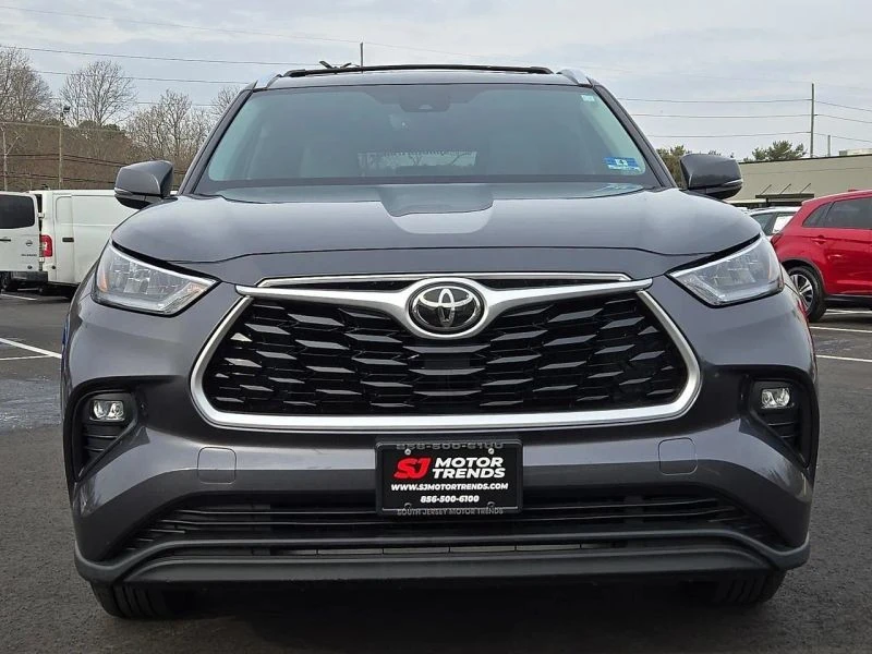 2020 Toyota Highlander - Image 2 of 12