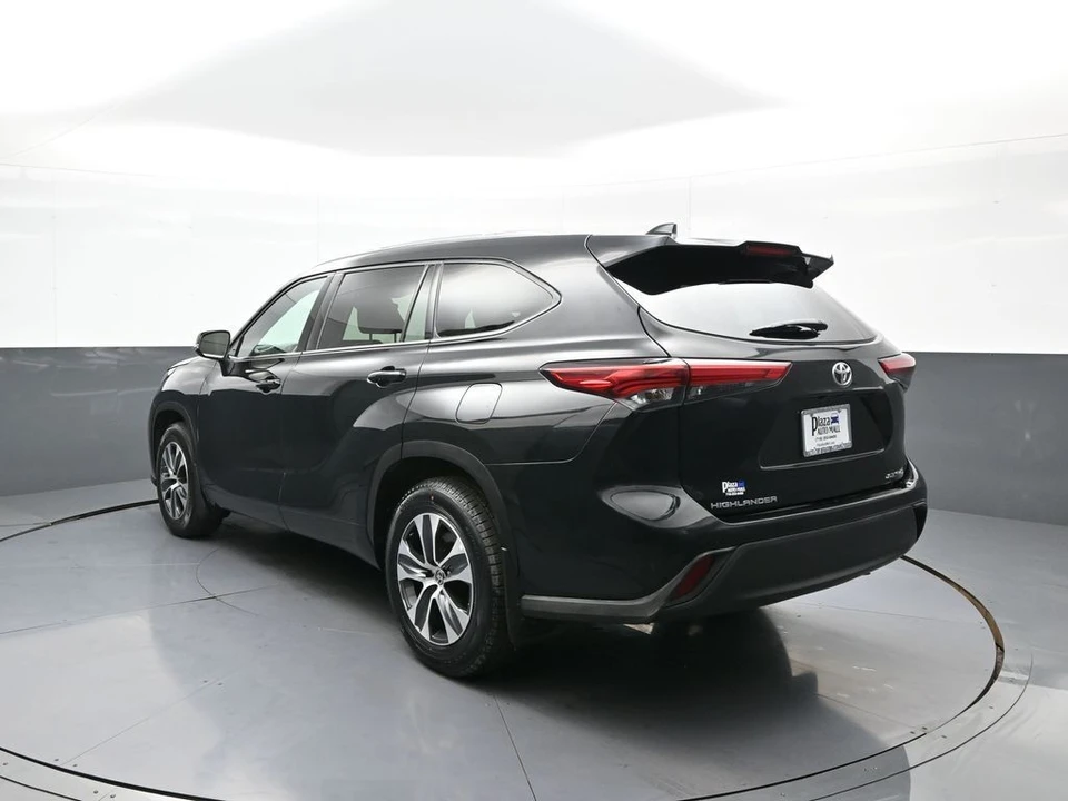 2020 Toyota Highlander - Image 8 of 21