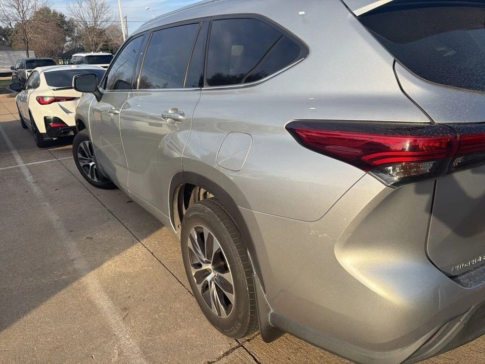 2020 Toyota Highlander - Image 3 of 5