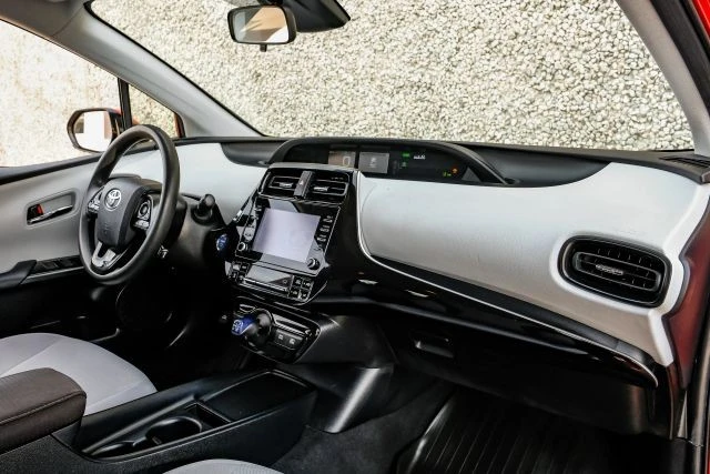 2020 Toyota Prius 4th Gen - Image 15 of 21