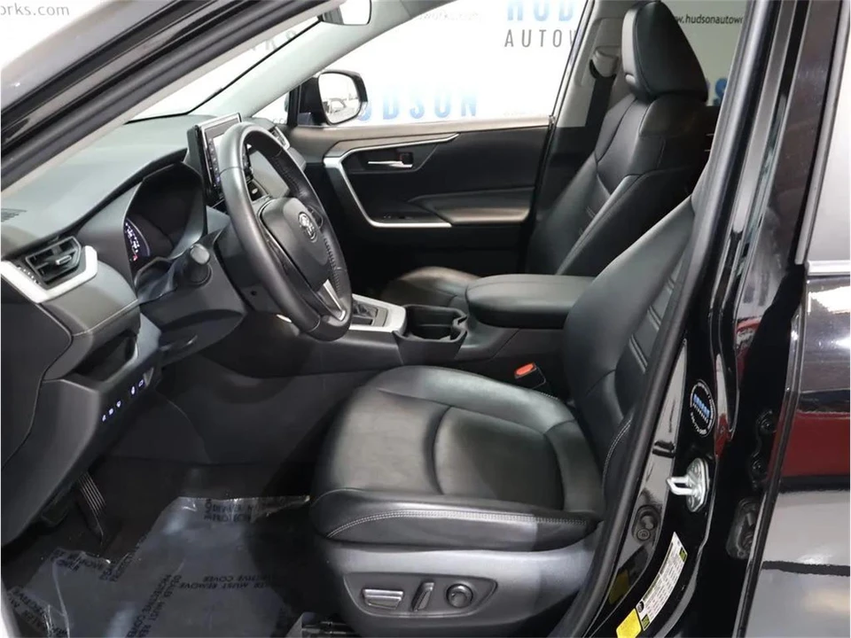 2020 Toyota RAV4 5th Gen - Image 14 of 31
