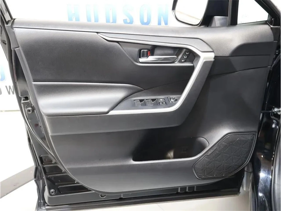 2020 Toyota RAV4 5th Gen - Image 10 of 31