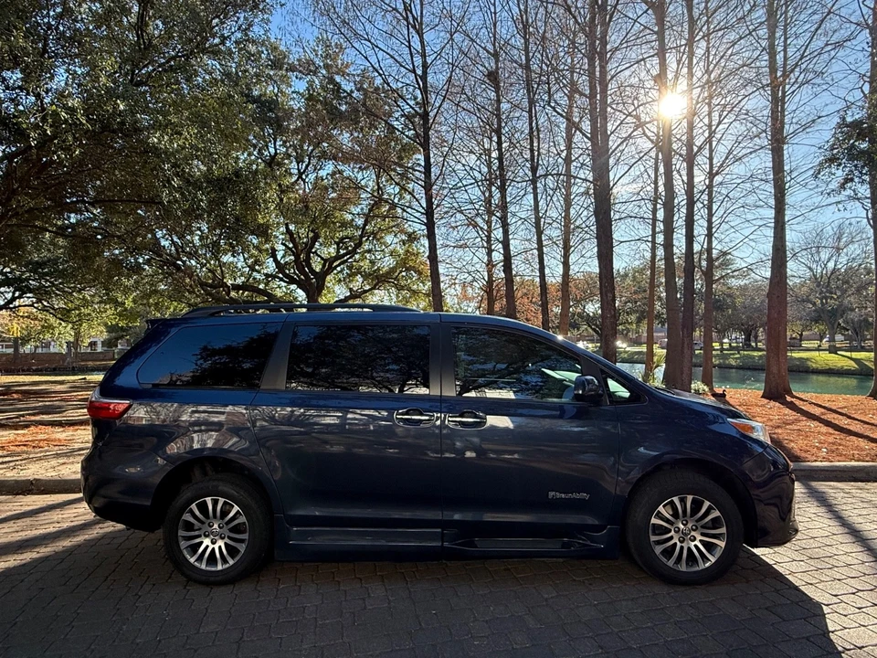 2020 Toyota Sienna 3rd Gen - Image 12 of 21