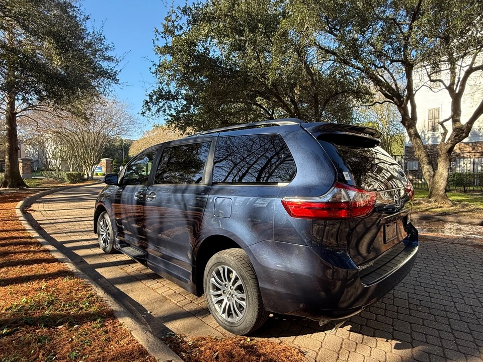2020 Toyota Sienna 3rd Gen - Image 7 of 21