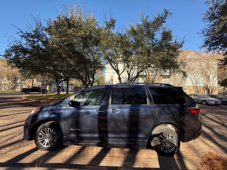 2020 Toyota Sienna 3rd Gen - Image 8 of 21