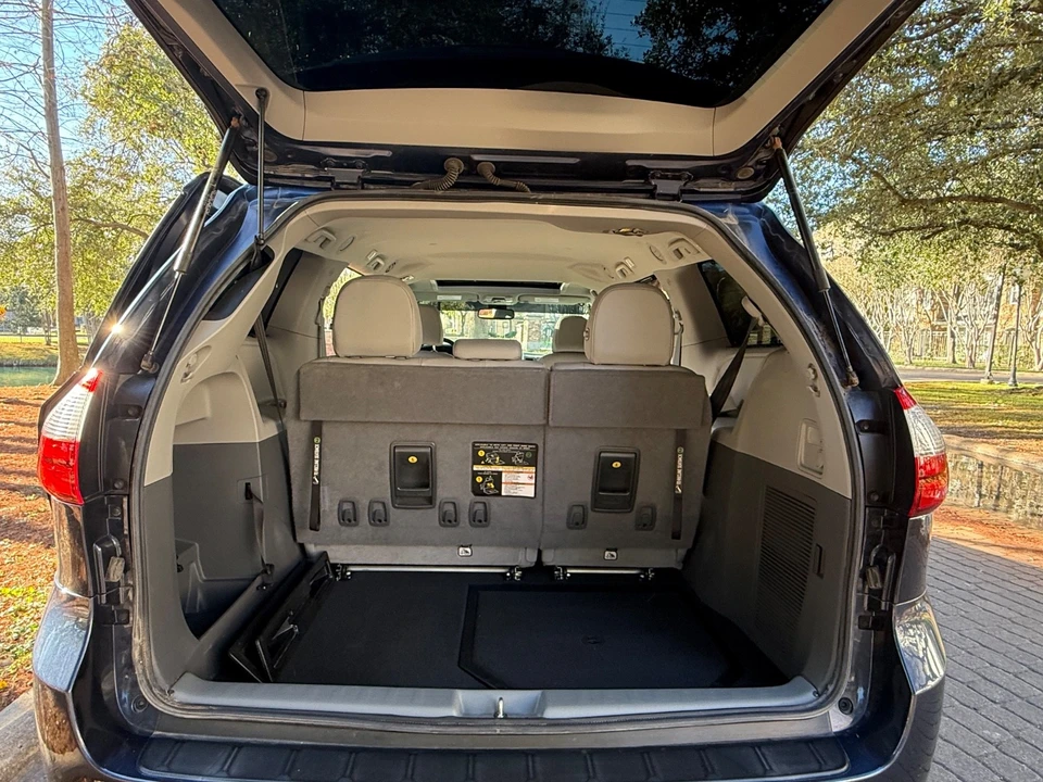 2020 Toyota Sienna 3rd Gen - Image 14 of 21