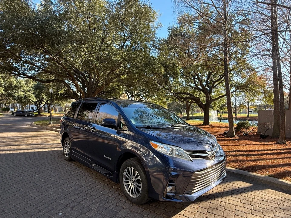 2020 Toyota Sienna 3rd Gen - Image 9 of 21
