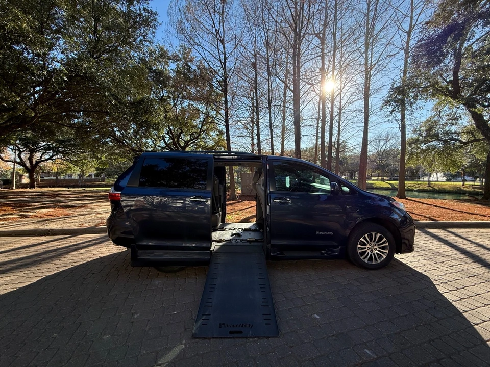 2020 Toyota Sienna 3rd Gen - Image 2 of 21