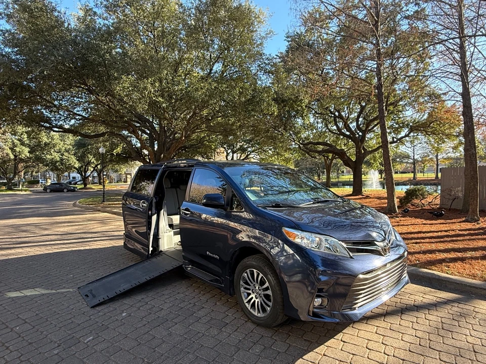 2020 Toyota Sienna 3rd Gen - Image 3 of 21