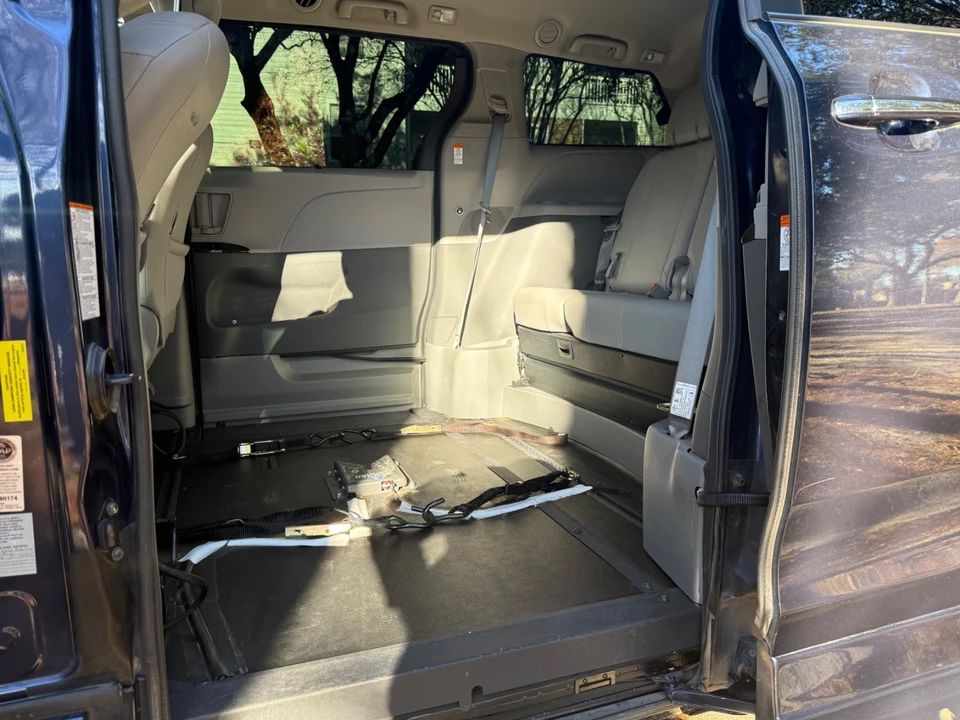 2020 Toyota Sienna 3rd Gen - Image 16 of 21