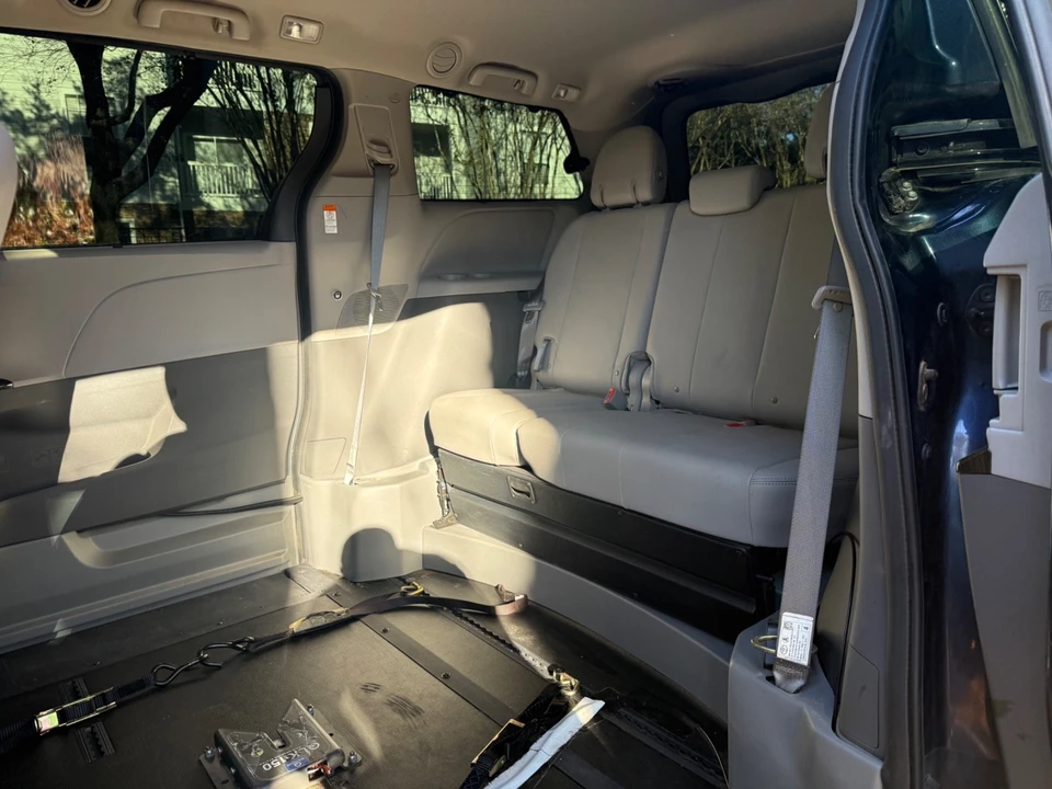2020 Toyota Sienna 3rd Gen - Image 15 of 21