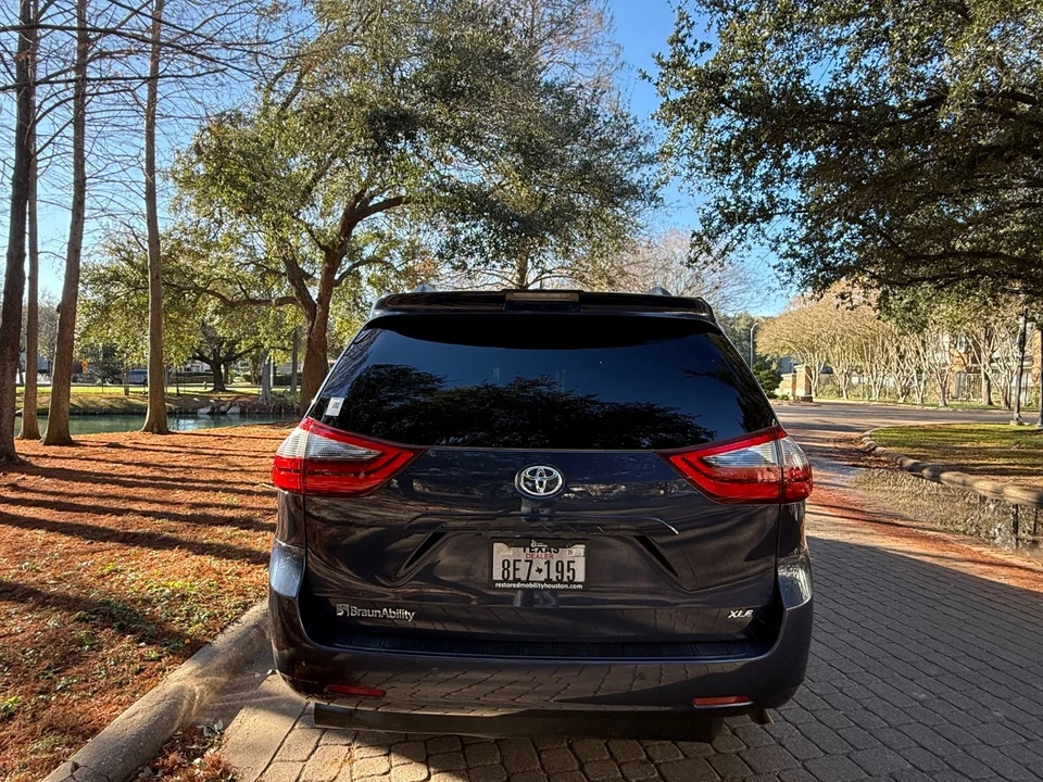 2020 Toyota Sienna 3rd Gen - Image 5 of 21