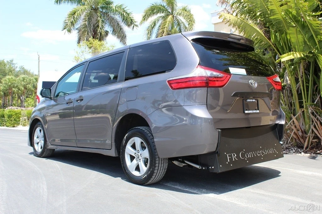 2020 Toyota Sienna 3rd Gen - Image 9 of 12