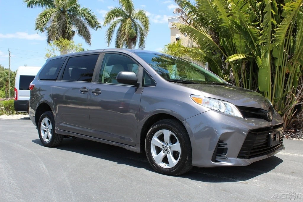 2020 Toyota Sienna 3rd Gen - Image 4 of 12
