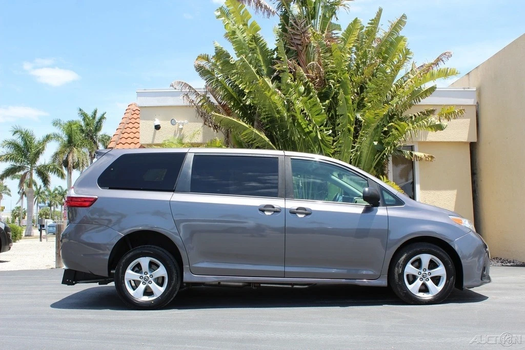 2020 Toyota Sienna 3rd Gen - Image 5 of 12