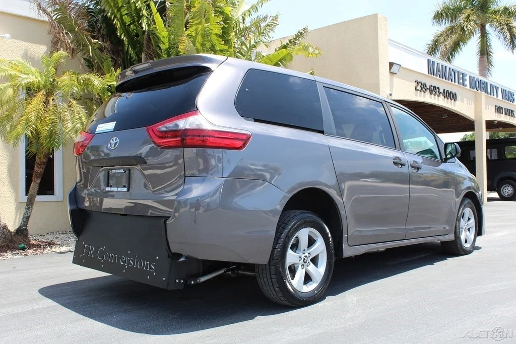 2020 Toyota Sienna 3rd Gen - Image 6 of 12