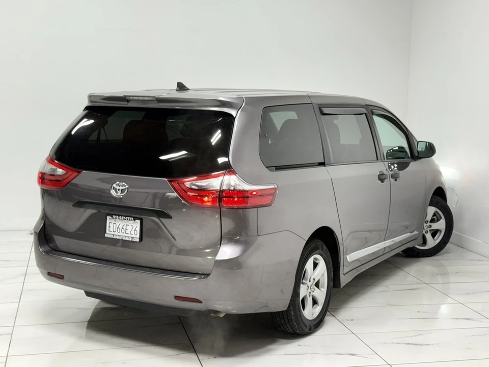 2020 Toyota Sienna 3rd Gen - Image 12 of 21
