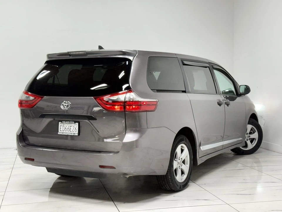 2020 Toyota Sienna 3rd Gen - Image 11 of 21