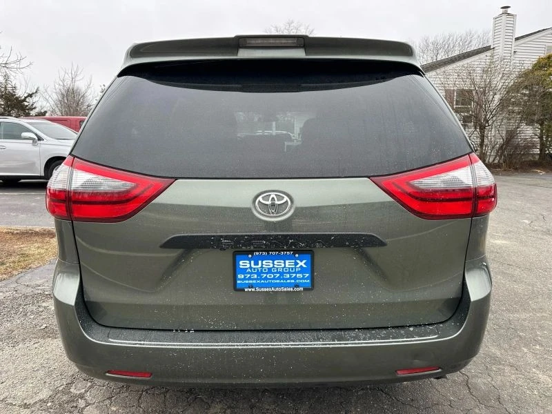 2020 Toyota Sienna 3rd Gen - Image 5 of 12