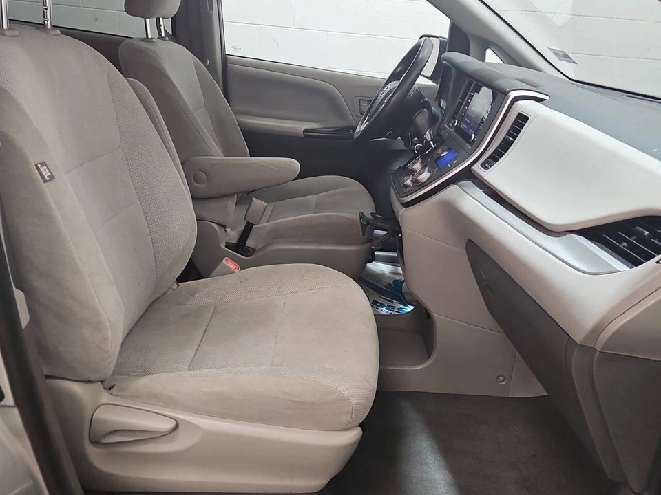 2020 Toyota Sienna 3rd Gen - Image 5 of 6