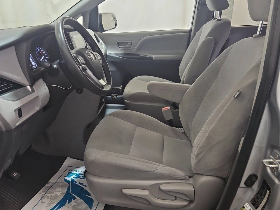 2020 Toyota Sienna 3rd Gen - Image 4 of 6