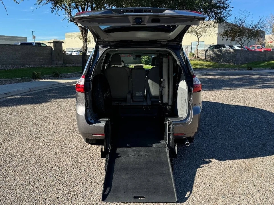2020 Toyota Sienna 3rd Gen - Image 2 of 16