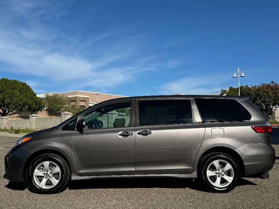 2020 Toyota Sienna 3rd Gen - Image 13 of 16