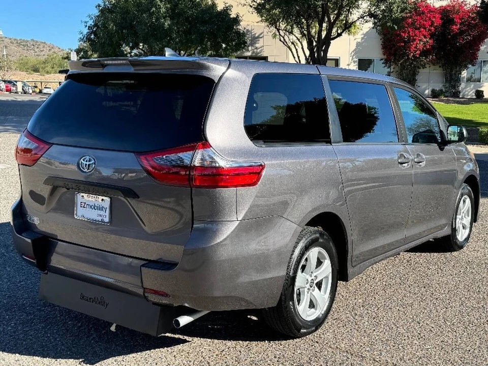 2020 Toyota Sienna 3rd Gen - Image 5 of 16