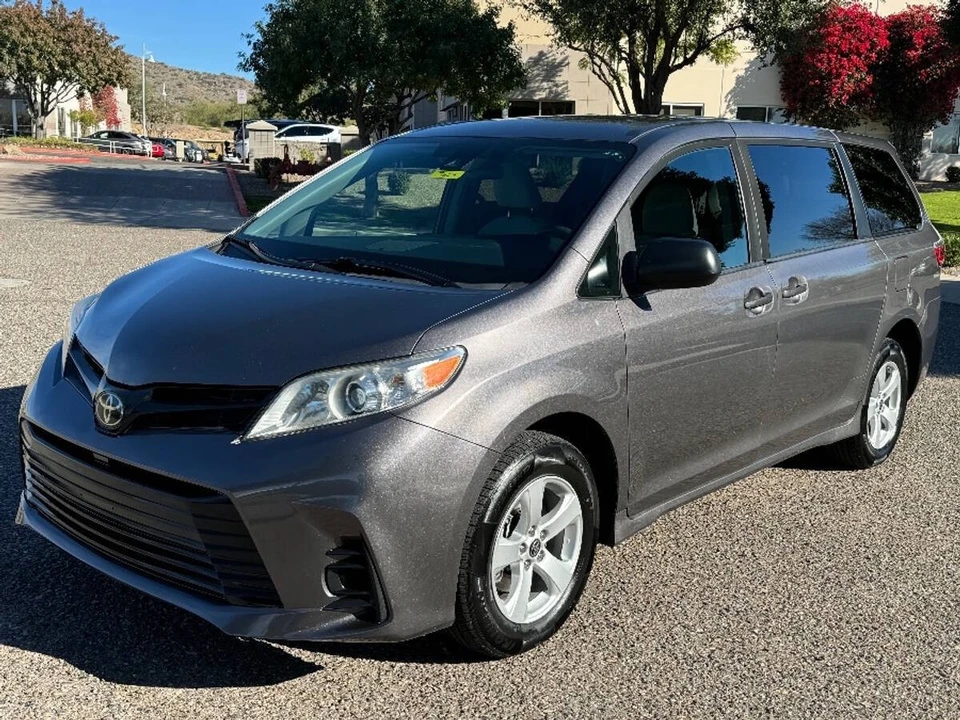 2020 Toyota Sienna 3rd Gen - Image 15 of 16