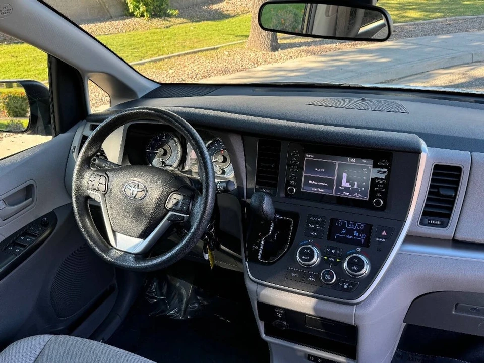 2020 Toyota Sienna 3rd Gen - Image 7 of 16
