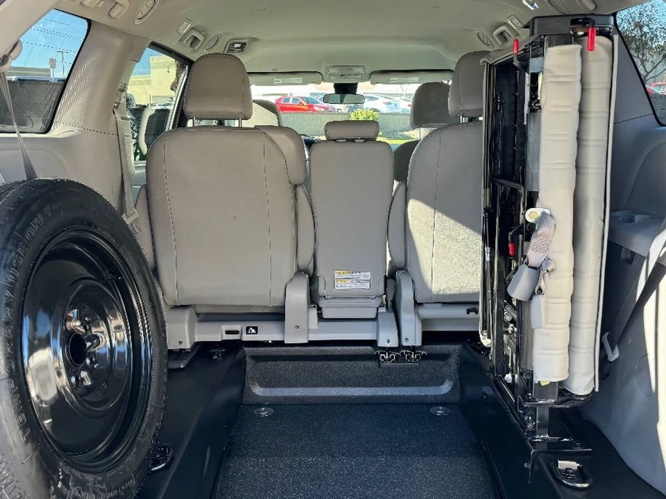 2020 Toyota Sienna 3rd Gen - Image 12 of 16