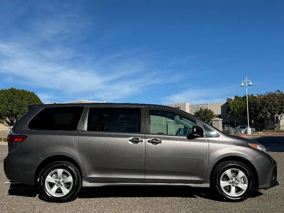 2020 Toyota Sienna 3rd Gen - Image 4 of 16