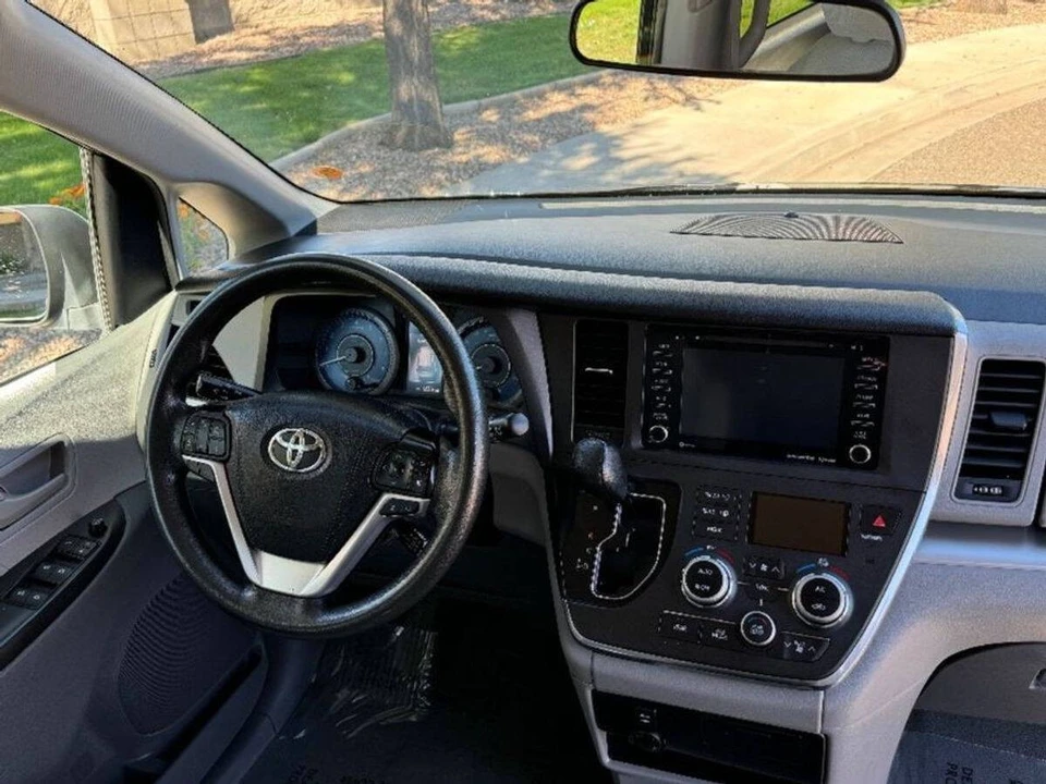 2020 Toyota Sienna 3rd Gen - Image 5 of 13